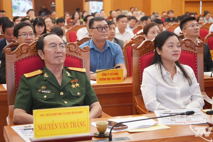 Các đồng chí lãnh đạo tỉnh và đại biểu tham dự chương trình.