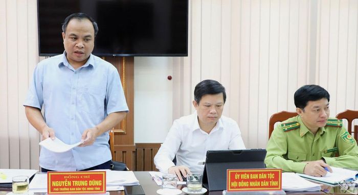 Thành viên Đoàn giám sát trao đổi tại buổi làm việc.