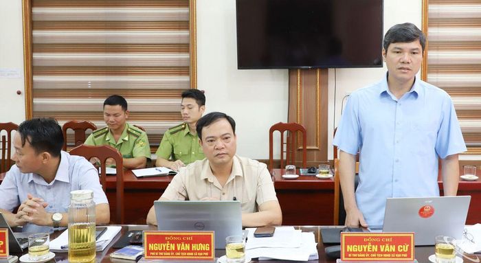 Lãnh đạo xã Vạn Phú báo cáo, làm rõ một số nội dung tại buổi làm việc.