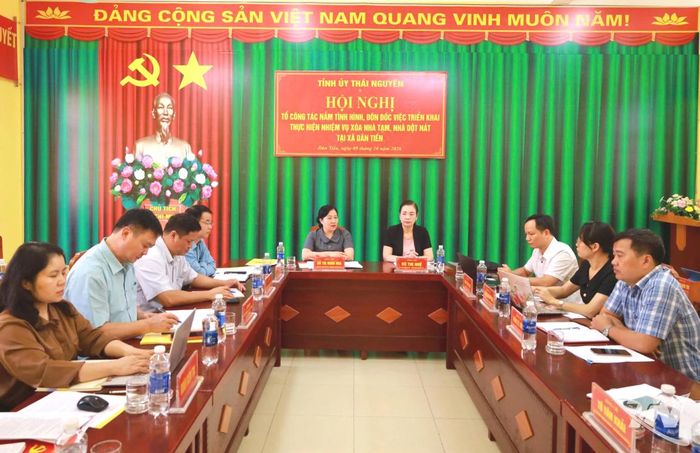 Đoàn công tác của Tỉnh ủy Thái Nguyên kiểm tra công tác xóa nhà tạm, nhà dột nát tại xã Dân Tiến.