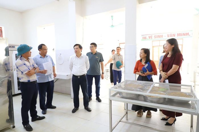 Đoàn giám sát tại khu vực nhà ăn của Trường.