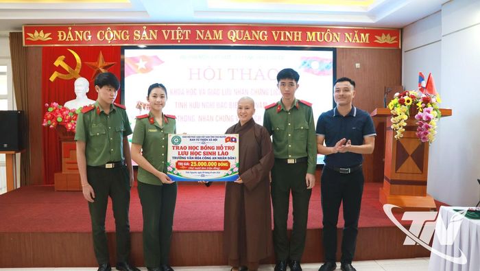 Đại diện Ban Trị sự Giáo hội Phật giáo Việt Nam tỉnh Thái Nguyên trao học bổng hỗ trợ lưu học sinh Lào tại Trường Văn hóa Công an nhân dân I.