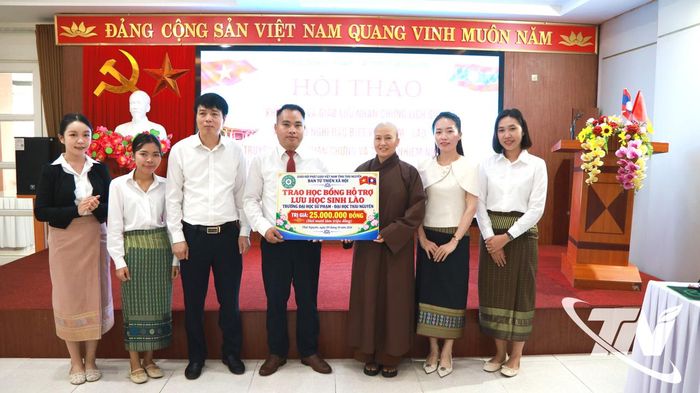 Đại diện Ban Trị sự Giáo hội Phật giáo Việt Nam tỉnh Thái Nguyên trao học bổng hỗ trợ lưu học sinh Lào tại Trường Đại học Sư phạm - Đại học Thái Nguyên.