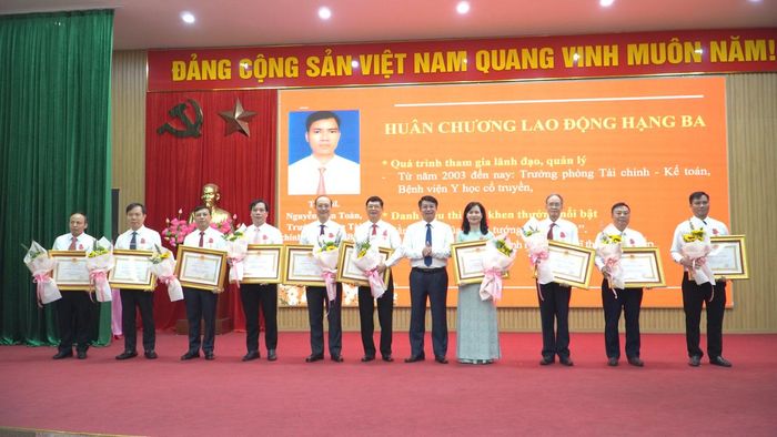 Đồng chí Phó Chủ tịch UBND tỉnh trao khen thưởng cho các cá nhân.