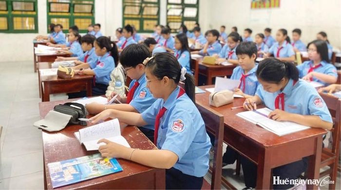 Bàn ghế học sinh cần được bố trí phù hợp để tạo sự thoải mái trong học tập.