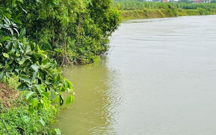 Mưa còn tiếp diễn, cảnh báo lũ quét, sạt lở đất ven sông Bồ. Ảnh: Tâm Anh