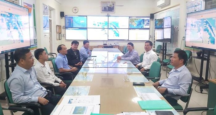 Đồng chí Phạm Đức Tiến (ngoài cùng bên trái), Phó Bí thư Thành ủy, Chủ tịch HĐND TP. Huế kiểm tra công tác trực ban ứng phó mưa lớn. Ảnh: Diên Minh