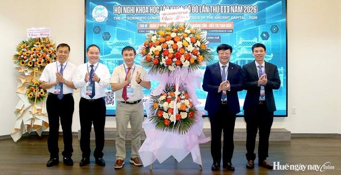 Lãnh đạo Hội Lão khoa Việt Nam tặng hoa chúc mừng hội nghị