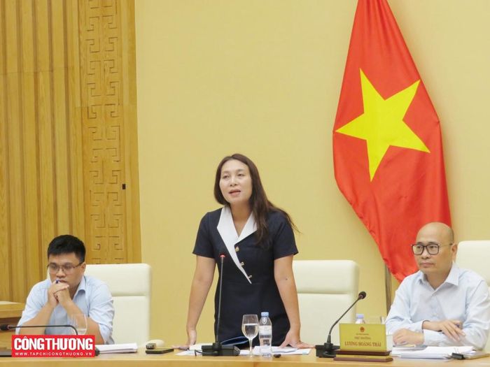 Bà Nguyễn Cẩm Trang - Cục Xuất nhập khẩu báo cáo những nội dung chủ yếu của Dự thảo Chiến lược xuất nhập khẩu hàng hóa đến năm 2030, tầm nhìn đến năm 2045