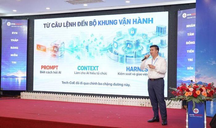 Ông Nguyễn Quang Huy - Trưởng ban Khoa học công nghệ và Đổi mới sáng tạo EVNGENCO1 giới thiệu giải pháp “Nền tảng AI tập trung - Bộ não số cho toàn EVNGENCO1”, hướng tới kết nối dữ liệu, tri thức và hỗ trợ công tác quản trị trong toàn Tổng công ty
