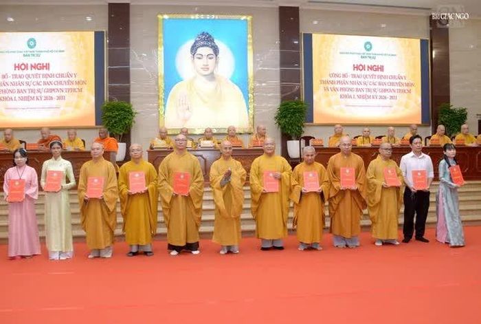 Thượng tọa Thích Thiện Quý trao quyết định đến các Phó và nhân viên Văn phòng Ban Trị sự 