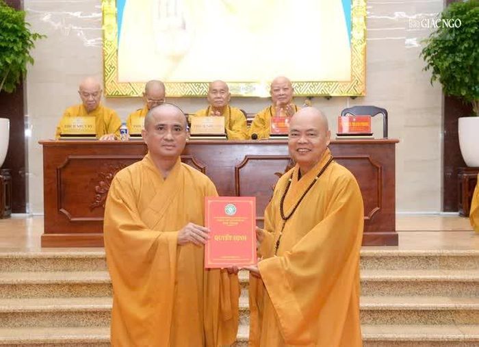 Thượng tọa Thích Thanh Phong trao quyết định của Ban Thường trực Ban Trị sự bổ nhiệm phụ trách Thông tin - Truyền thông GHPGVN TP.HCM đến Thượng tọa Thích Tâm Hải