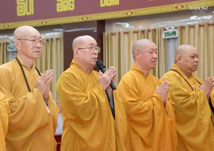 Thượng tọa Thích Đạt Đức thay mặt các Trưởng ban, Phân ban phát biểu nhận nhiệm vụ 
