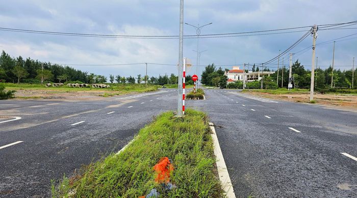 UBND tỉnh cũng yêu cầu Sở Tài chính chủ trì theo dõi, đôn đốc tiến độ và giải ngân kế hoạch vốn của dự án; hướng dẫn, kiểm tra công tác thanh toán, quyết toán dự án hoàn thành theo quy định. Sở Xây dựng tăng cường kiểm tra, giám sát việc quản lý chất lượng công trình, chi phí đầu tư xây dựng và các nội dung khác có liên quan theo quy định của pháp luật.