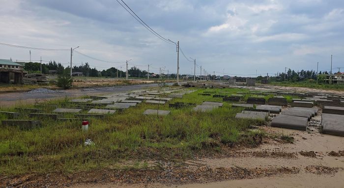 Ông Trần Đức Huynh, Giám đốc Ban QLDA Đầu tư xây dựng xã Gio Linh (chủ đầu tư) cho biết, sau khi được UBND tỉnh cho gia hạn thời gian thực hiện hoàn thành dự án đến hết năm 2026, chủ đầu tư đã yêu cầu nhà thầu huy động máy móc thiết bị, tranh thủ thời tiết đẩy nhanh thi công, hoàn thiện một số hạng mục còn lại của công trình khu tái định cư.