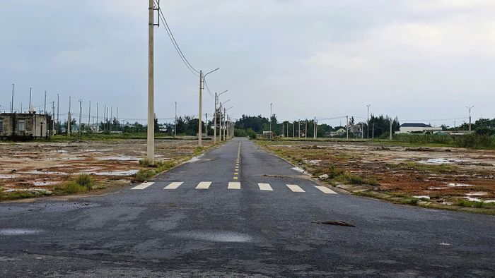Khu vực xây dựng hạ tầng kỹ thuật (khu vực xây dựng khu tái định cư) để phục vụ GPMB diện tích 5,2ha, gồm các hạng mục: Đầu tư xây dựng 6 tuyến đường giao thông tổng chiều dài hơn 1,2km; san lấp mặt bằng diện tích 2,52ha và dự kiến khu vực xây dựng 79 lô đất, cùng hệ thống thoát nước mưa, thoát nước thải, cấp điện sinh hoạt, cấp nước, điện chiếu sáng.