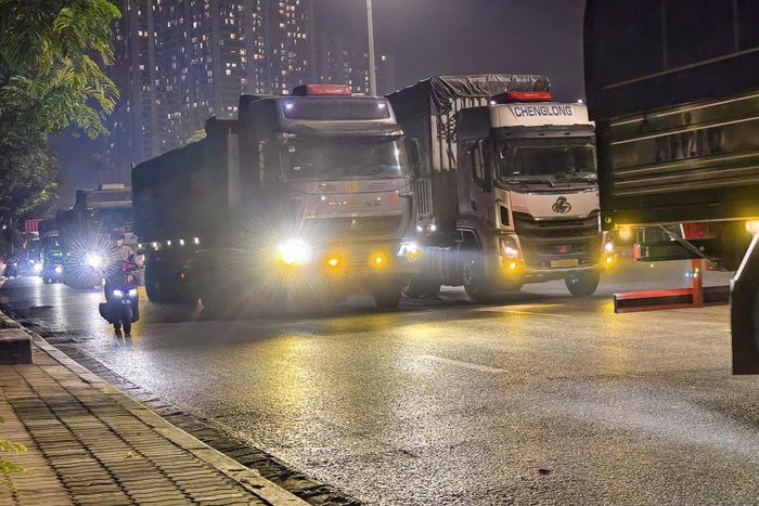 Thiếu tá Nguyễn Văn Tiến (Đội CSGT số 7) cho biết, hiện trên các tuyến đường xuất hiện nhiều loại xe tải chở vật liệu xây dựng lưu thông vào ban đêm. Một số phương tiện được chủ xe hoặc tài xế "độ" thêm đèn chiếu sáng, đèn led, đèn bi cầu có độ sáng lớn gây lóa mắt người đối diện.