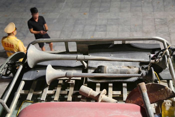 Đối với hành vi vi phạm sử dụng còi khi đi trên đoạn đường qua khu dân cư có hệ thống đèn chiếu sáng đang hoạt động, tài xế sẽ bị phạt 900.000 đồng. Theo lực lượng CSGT, việc lắp còi hơi có thể khiến người đi đường giật mình, dẫn đến tai nạn giao thông hoặc gây ô nhiễm tiếng ồn.