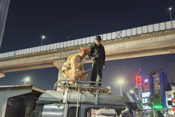 Kiểm tra thêm nhiều phương tiện, Đội CSGT số 7 còn phát hiện có xe lắp thêm còi hơi tại khu vực trên nóc cabin.