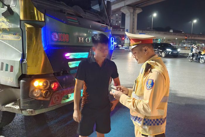Với hành vi làm rơi vãi vật liệu nêu trên, tài xế vi phạm bị xử phạt 3 triệu đồng, theo quy định tại Nghị định 168/2024/NĐ-CP, sửa đổi, bổ sung tại Nghị định 238/2026.