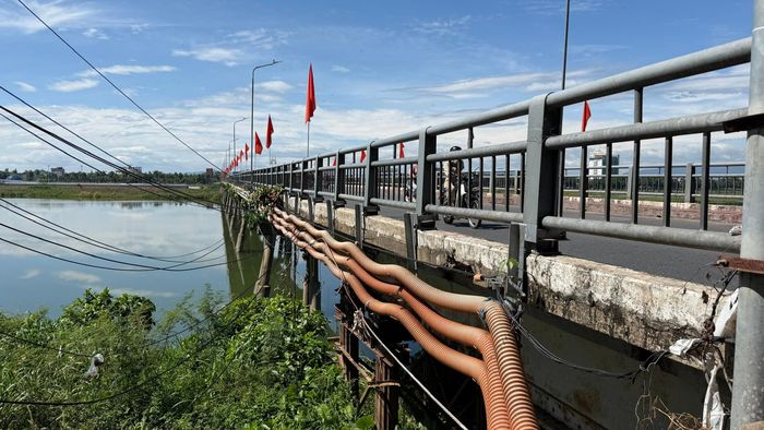 Tuyến cáp ngầm 24kV của Công ty Điện lực Quảng Ngãi đi trên cầu sẽ được di dời. (Ảnh: Lê Danh)