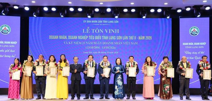 Lãnh đạo tỉnh Lạng Sơn và Liên đoàn Thương mại và Công nghiệp Việt Nam trao chứng nhận danh hiệu tiêu biểu cho các doanh nghiệp, doanh nhân. Ảnh: Thùy Linh.
