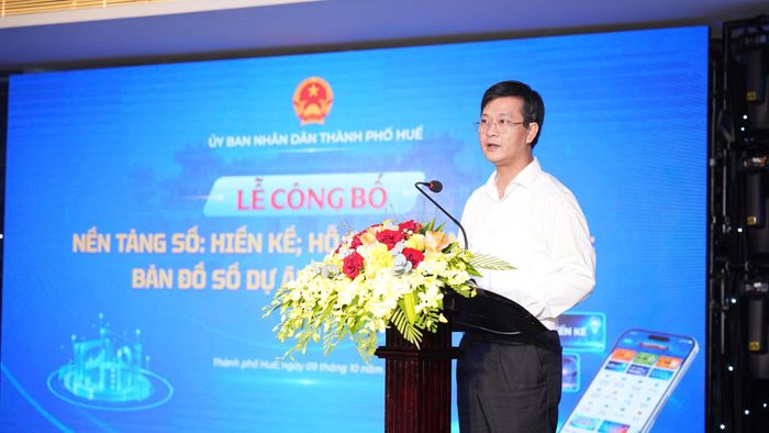 Ông Nguyên Xuân Sơn, Giám đốc Sở Khoa học và Công nghệ TP Huế trao đổi về ba nền tảng số.