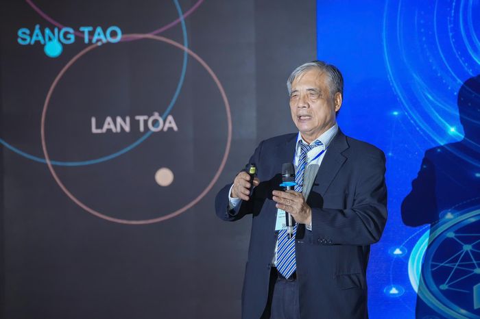 PGS.TS Trần Đình Thiên chia sẻ tại diễn đàn, 96,2% doanh nghiệp Hà Nội có kết quả sản xuất kinh doanh sử dụng dưới 50 lao động. Quy mô nhỏ khiến khả năng đầu tư công nghệ, nghiên cứu và thu hút nhân lực chất lượng cao gặp nhiều hạn chế.