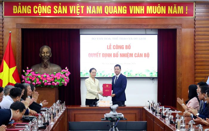 Bộ trưởng Bộ VH, TT&DL Lâm Thị Phương Thanh trao quyết định bổ nhiệm ông Lê Quang Tự Do giữ chức Cục trưởng Cục Báo chí.. (Ảnh: Trần Huấn).