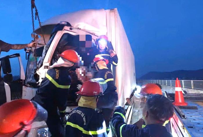 Sau khi được đưa ra ngoài, hai nạn nhân được bàn giao cho lực lượng y tế chăm sóc, điều trị (Ảnh CANA).