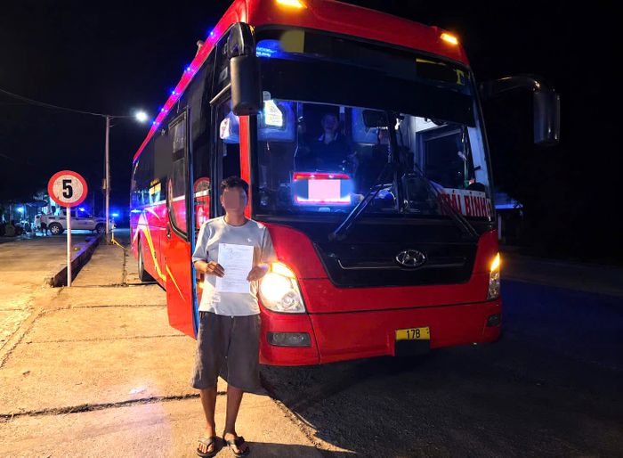 Lực lượng CSGT đã lập biên bản xử lý vi phạm đối với lái xe và chủ phương tiện.