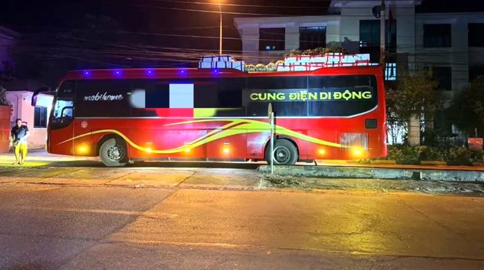 Trạm CSGT Vĩnh Tuy, Phòng Cảnh sát giao thông Công an tỉnh Tuyên Quang kiểm tra, xử lý “cung điện di động” chở hàng vượt quá kích thước bao ngoài của xe.