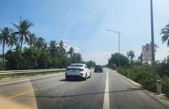 Biển giới hạn tốc độ 30km/h kèm thông báo "giảm tốc độ dưới 30km/h khi vào khu dân cư đông người" ở xã Hải Châu, thế nhưng 2 bên đường là bờ biển và cây cối không có dân cư.