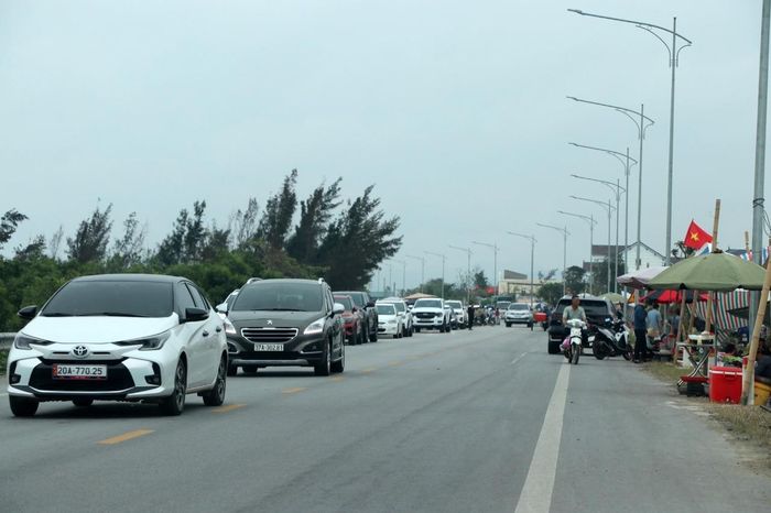 Trong mùa hè 2026, đoạn bãi biển xã Diễn Kim cũ bỗng trở thành điểm du lịch khi du khách khắp nơi về đây thưởng thức món cá trích. (Ảnh: MXH)