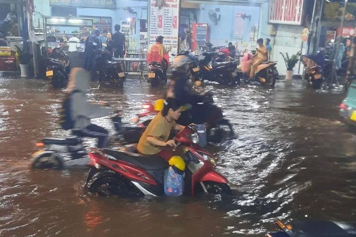 Tuyến Tỉnh lộ 10 - Mã Lò thường xuyên xảy ra ngập khi mưa lớn.