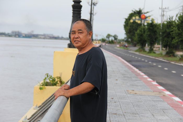 Ông Nguyễn Văn Thành, người dân xã Thường Phước cho biết, cuối tuần qua người dân vui mừng khi cơ quan chức năng dỡ phong tỏa đường Ngô Quyền, giao thông đi lại thuận lợi. "Các nhà thầu thi công rất nhanh, làm ngày làm đêm gia cố bờ sông trước khi lũ đổ về. Bờ kè mới khang trang, được bàn giao sớm nên bà con rất phấn khởi", ông Thành bày tỏ.