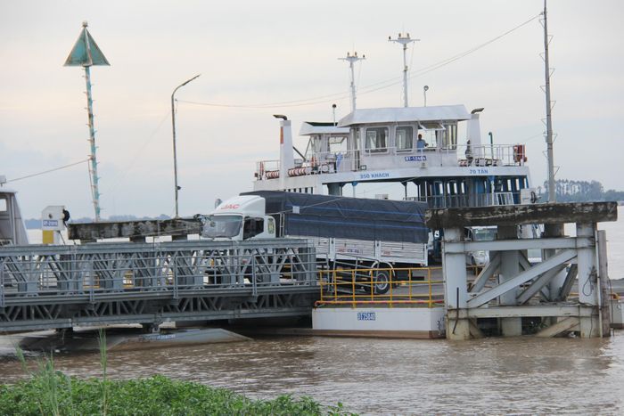 Hơn một năm phong tỏa đường Ngô Quyền, xe cộ ra vào bến phà đi An Giang hướng từ tỉnh lộ 841 phải vòng qua chợ, khu dân cư đông đúc. Nay tuyến đường Ngô Quyền được thông xe trở lại, các phương tiện ra vào bến phà Hồng Ngự - Tân Châu có thể chạy thẳng trên đường này để tránh đi qua khu dân cư, tiết kiệm thời gian lưu thông.