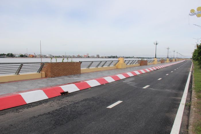 Ông Đỗ Quốc Phương, Phó giám đốc Công ty CP Xây dựng hạ tầng giao thông thủy lợi Hà Nội (nhà thầu thi công) cho biết, dự án khắc phục sạt lở đường, bờ kè trên đường Ngô Quyền đã được nghiệm thu đưa vào khai thác sử dụng. "Sau nhiều tháng thi công, công trình đã hoàn thành vượt tiến độ hơn 3 tháng trước thời hạn hợp đồng", ông Phương cho biết.