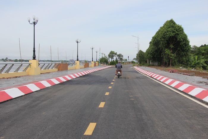 Sau 10 tháng khắc phục sạt lở theo lệnh xây dựng công trình khẩn cấp, nay đoạn đường hơn 1,1km cùng bờ kè đã làm xong đưa vào sử dụng.