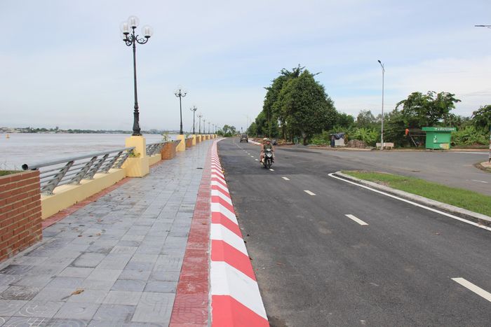 Theo ghi nhận của PV Báo Xây dựng, sáng 9/10 đoạn đường, bờ kè bị sạt lở trước đây đã được khắc phục xong. Đường dẫn vào bến phà Tân Châu - Hồng Ngự được thảm nhựa, bờ kè ven sông được xây dựng mới góp phần tạo diện mạo khang trang cho khu vực biên mậu xã Thường Phước (tỉnh Đồng Tháp).
