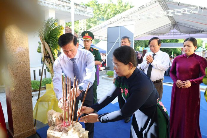 Các đại biểu đã thành kính dâng hoa, dâng hương tưởng niệm các nạn nhân. (Ảnh: Lê Danh)