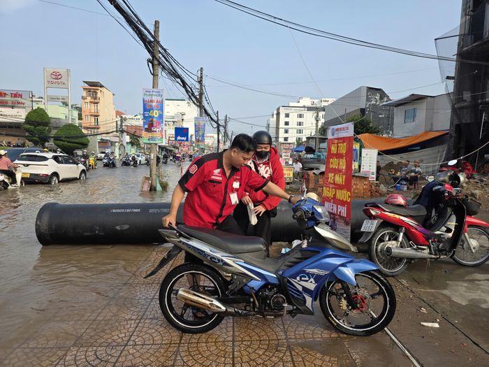 Lực lượng cứu hộ xe máy ngập nước miễn phí hỗ trợ người dân.