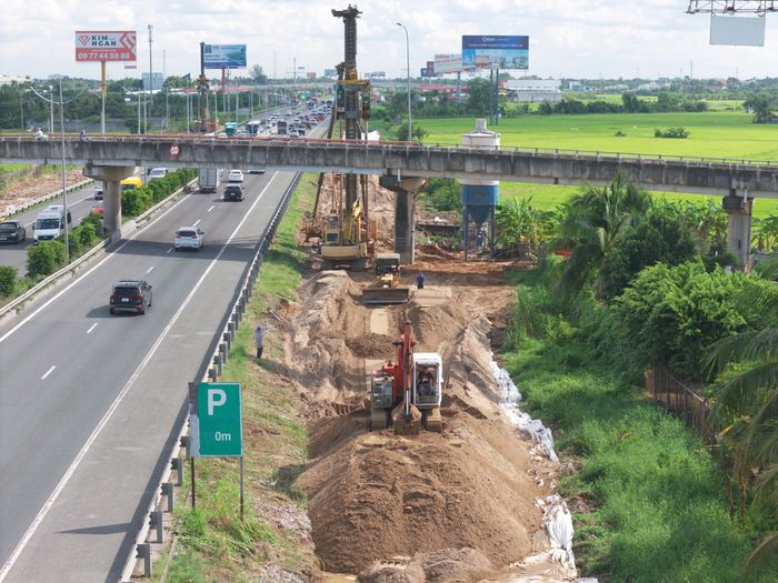 Thi công mở rộng cao tốc TP.HCM - Trung Lương - Mỹ Thuận (Ảnh: Viết Dũng).