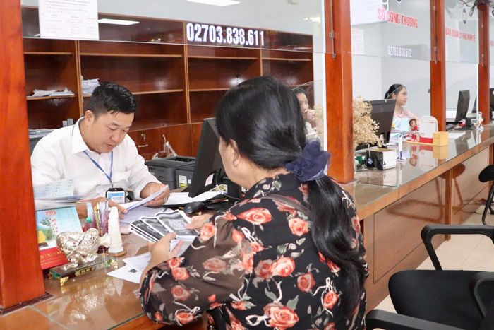 Từ khi thực hiện mô hình chính quyền địa phương 2 cấp, công tác cải cách thủ tục hành chính tỉnh Vĩnh Long đã có những chuyển biến rõ rệt.