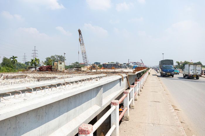 Tại cầu Mai Lĩnh, nhà thầu đã thi công 72/126 cọc khoan nhồi, 4/6 bệ mố trụ, 11/36 thân mố trụ và 8/32 xà mũ; đúc 64/238 phiến dầm I, 1.200/6.936 tấm ván khuôn và lắp đặt 21 phiến dầm I. Đến nay, các hạng mục dầm ngang và mặt cầu tại nhịp 7P, 8P đã hoàn thành; thân trụ M1P cũng đã hoàn thành một đợt thi công.