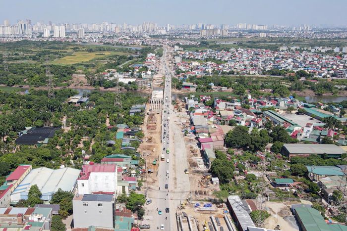 Các mũi thi công đang tập trung triển khai hệ thống cống thu gom nước thải, đắp nền, thi công nền đường và các hạng mục hạ tầng kỹ thuật. Tại một số vị trí, nền đường cơ bản hoàn thiện, đang được lu lèn để chuẩn bị thảm nhựa mặt đường. Công tác di dời, thay thế các cột điện cũ cũng được triển khai nhằm phục vụ việc mở rộng tuyến đường theo quy hoạch.