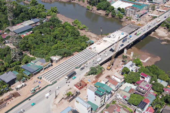 Dự án cải tạo, nâng cấp quốc lộ 6 đoạn Ba La - Xuân Mai dài khoảng 21,7km, có điểm đầu tại phường Yên Nghĩa và điểm cuối tại xã Xuân Mai. Tuyến đường được quy hoạch với mặt cắt ngang rộng từ 50 - 60m, tổng mức đầu tư hơn 9.590 tỷ đồng. Đoạn tuyến đi qua phường Chương Mỹ dài khoảng 3,658km, qua các tổ dân phố Yên Phúc, Phượng Bãi, Phúc Tiến, Đoàn Kết, Tràng An, Sơn Đồng và Cao Sơn. Để triển khai dự án, địa phương phải thu hồi khoảng 21,1ha đất, liên quan đến 814 thửa đất với nhiều loại hình sử dụng khác nhau.