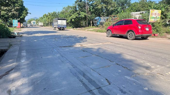 Mặt đường kết cấu bê tông xuất hiện dày đặc các vị trí nứt vỡ, sụt lún hình thành những gờ lớn gây nguy hiểm cho các phương tiện tham gia lưu thông trên tuyến.