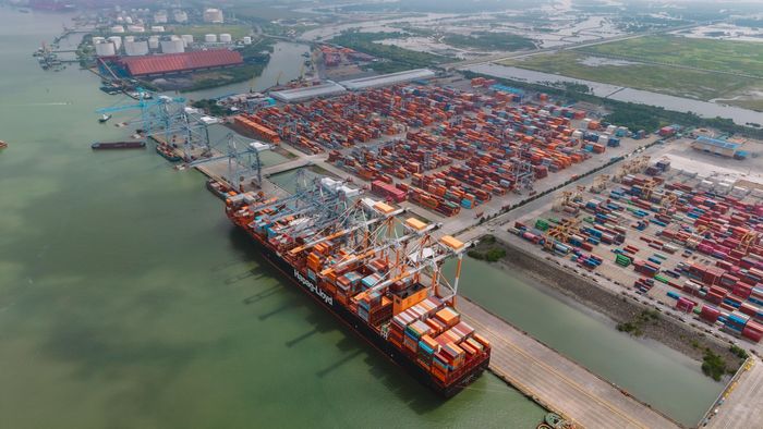 Tàu AIN SNAN EXPRESS của hãng tàu Hapag-Lloyd làm hàng tại bến cảng chung.