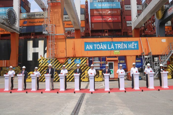 Các đại biểu nhấn nút khai trương bến chung.